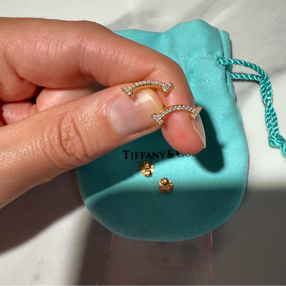 Tiffany T
Smile Mini Earrings in Rose Gold with Diamonds